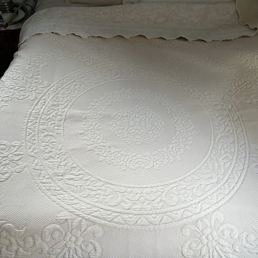 Domestications Jacquard Coverlet 2 Shams Medallion Center Scalloped Portugal